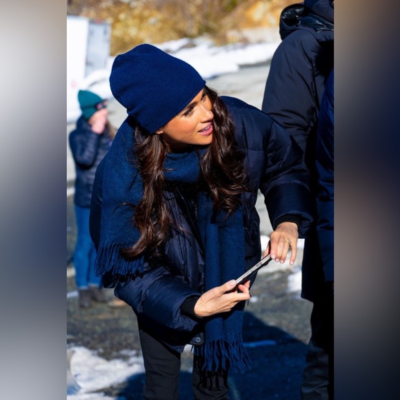 Other Stories wool scarf in navy blue - Picture 5 of 6